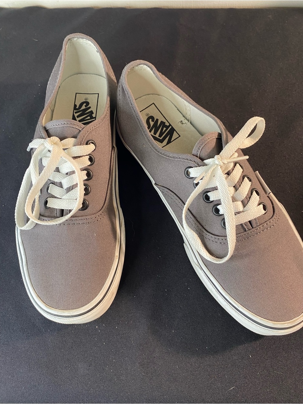 Vans Men’s Canvas Low-Top Sneakers in Gray with White Laces. Men’s 7/Women’s 8.5